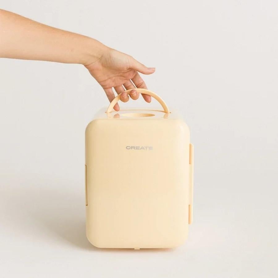 Esta mini nevera es muy práctica, y perfecta para guardar cosméticos. Sí, en esta nevera de Ikohs puedes guardar tus cremas, tónicos, etc., favoritos. Cuesta 69,95 euros.