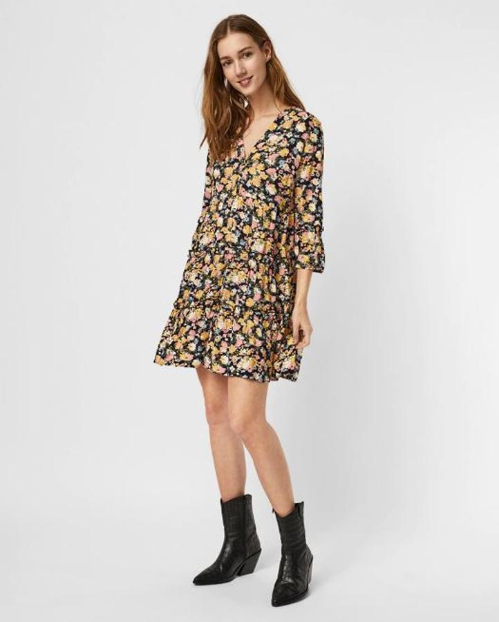 Vestido midi de flores con volantes, de Vero Moda (rebajado a  14,99 euros ).