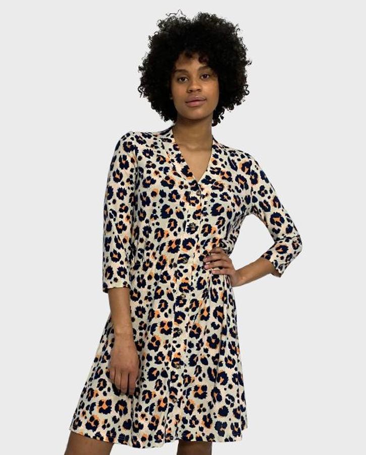 Vestido corto con cuello pico y manga ¾, de Noisy May (rebajado a  9,99 euros )