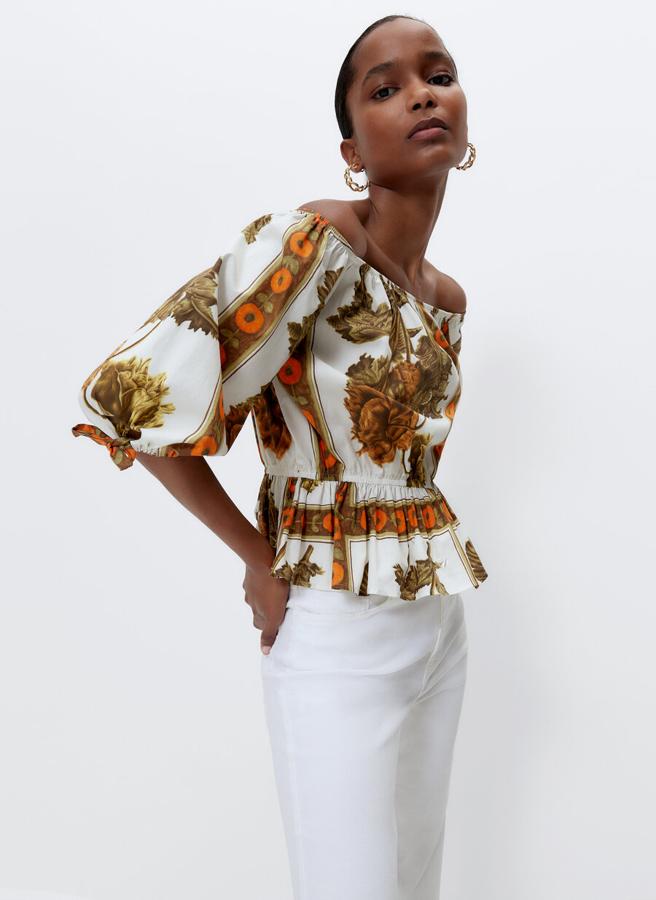 Tener una blusa, top o camisa con la que convertir un look básico en uno sofisticado es otro de los 'must have' y este modelo de flores es un buen ejemplo. Rebajada de 69 a 39,95 euros.