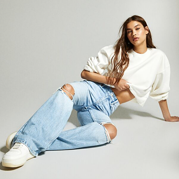 Vaqueros de Stradiarius con rotos grandes en las rodillas.