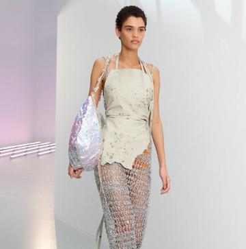 Imagen secundaria 1 - De arriba a abajo y de izquierda a derecha, varios ejemplos de la tendencia de redes en las olecciones p/v 21: Hermès, Acne Studios y Dries Van Noten.