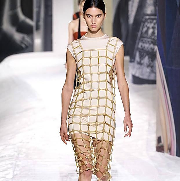 Imagen principal - De arriba a abajo y de izquierda a derecha, varios ejemplos de la tendencia de redes en las olecciones p/v 21: Hermès, Acne Studios y Dries Van Noten.