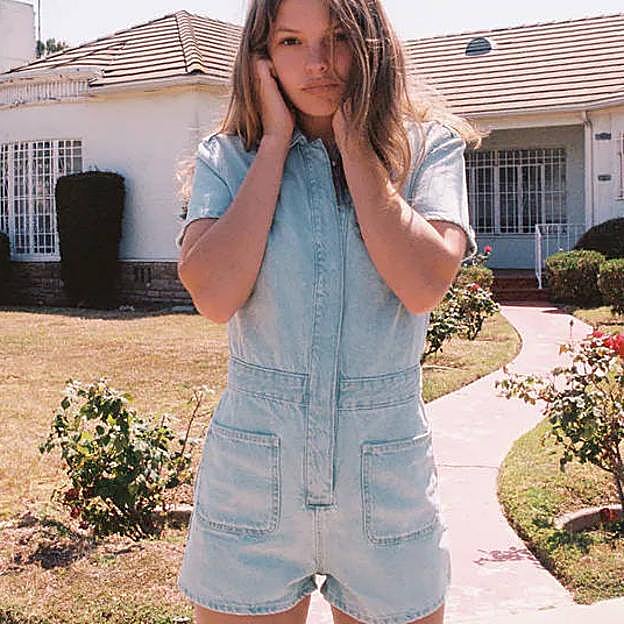 El mono vaquero es de color azul claro