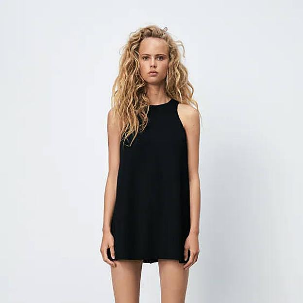 El mono fluido es de color negro