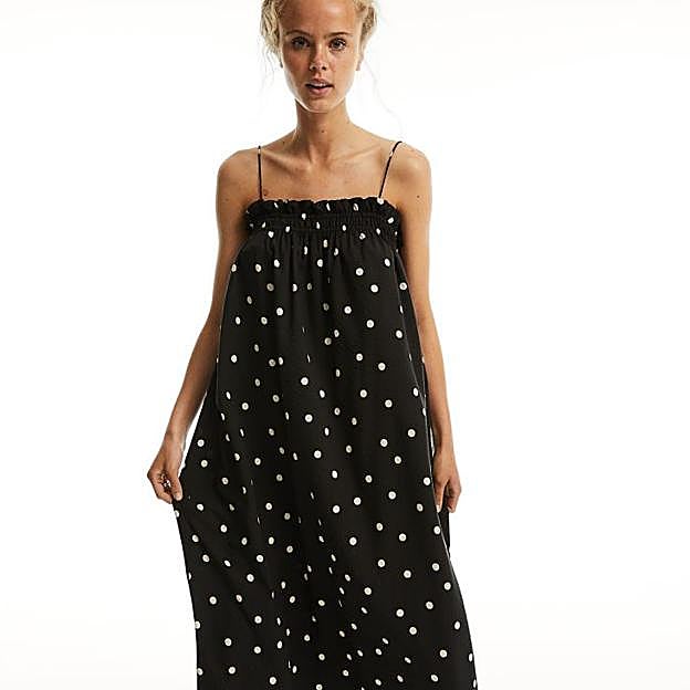 Vestido de lunares suelto, con elástico en el escote y tirantes. 