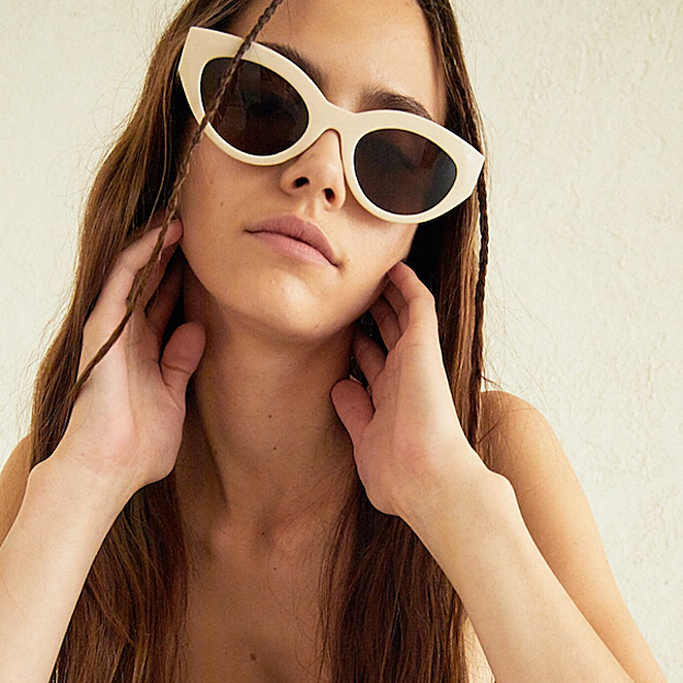 Gafas de tendencia años 70 con montura blanca de Stradivarius.