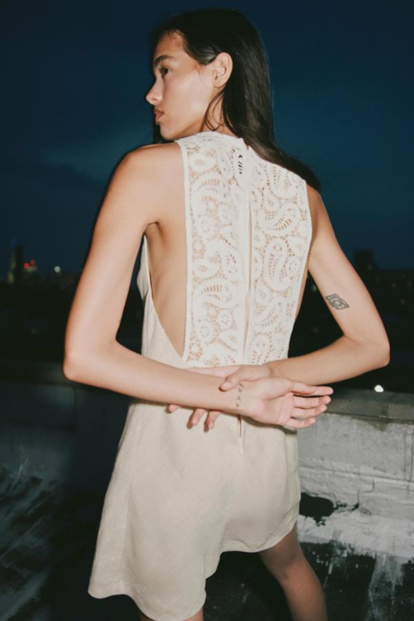 Mini vestido en color crudo de Zara (39,99 euros)