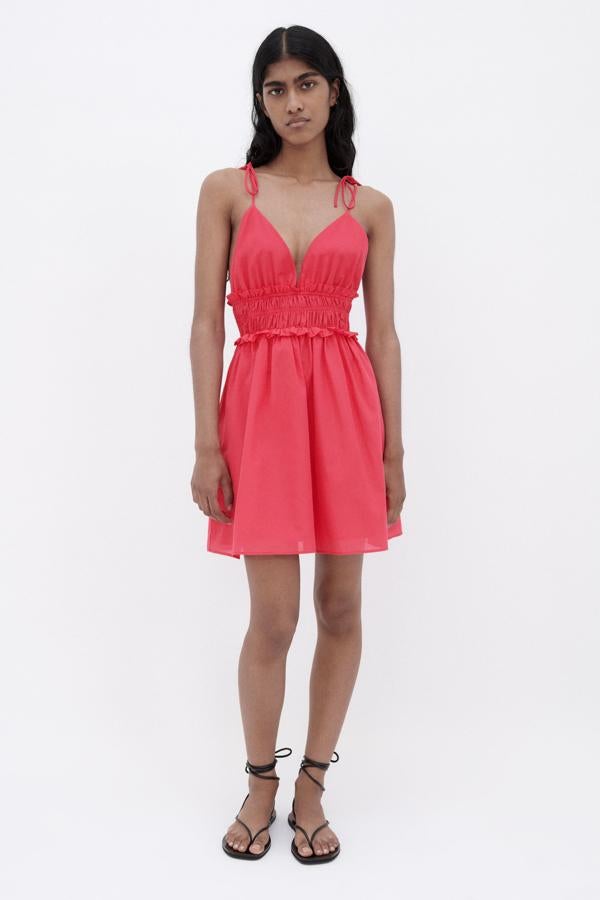 Mini vestido de color frambuesa de Zara (25,99 euros) 