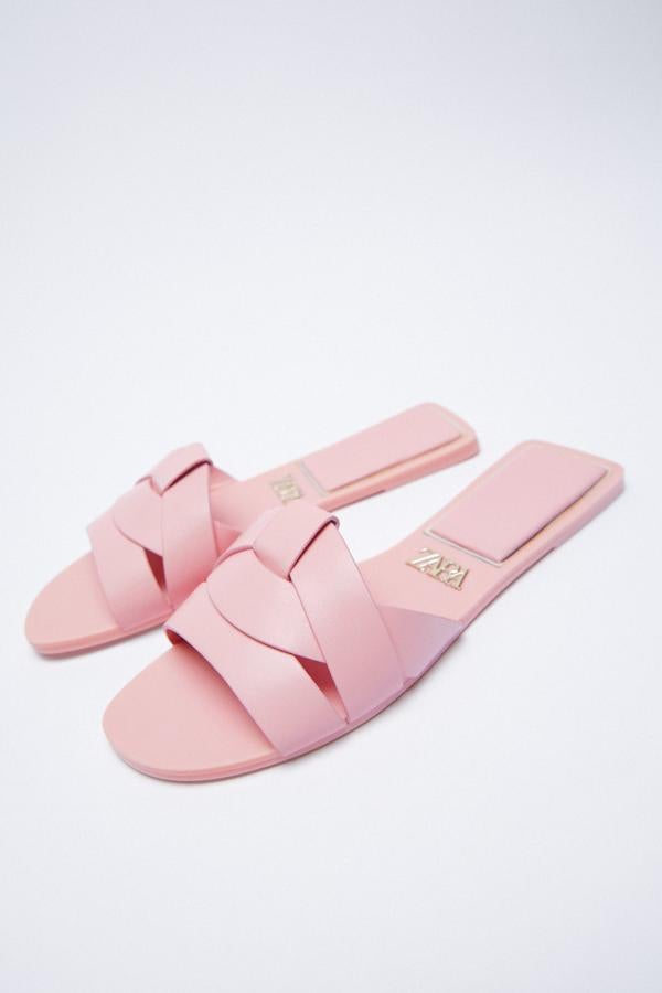 Sandalias planas en color rosa pastel de Zara (25,99 euros)