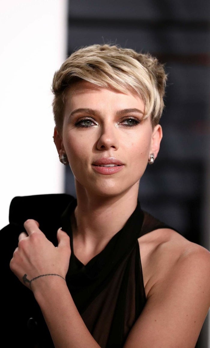 El pixie es un corte que nunca pasará de moda y este año lo verás mas masculino. Este tipo de cortes rediseñan la imagen y juegan con el género. Como opción del pixie podrás escoger, una nuca menos despejada o un flequillo largo y perinado hacia abajo. 