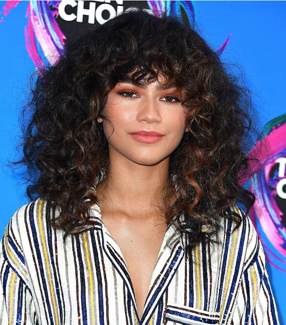 Si tienes el pelo tan rizado como Zendaya o Beyoncé, el corte que tienes que escoger es el flequillo. Aunque parezca muy atrevido llevar un flequillo con pelo rizado, tienes que saber que puedes pedir un flequillo twist. Es un peinado fácil de llevar y no requiere de grandes cuidados. 