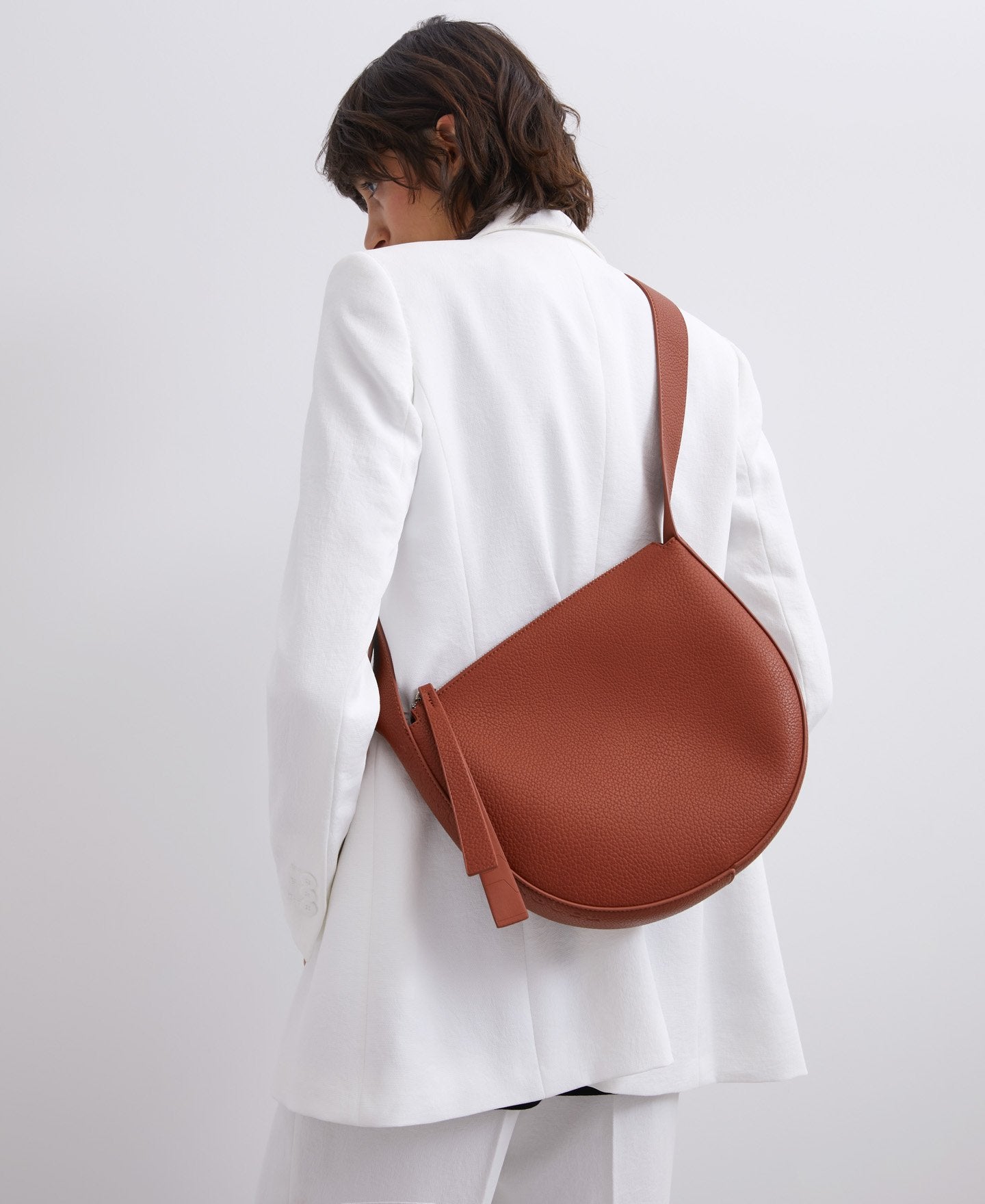 Este bolso bandolera es un básico atemporal que te querrás poner con todo. El clásico 'it bag' que no te quitas en toda la temporada porque siempre queda bien. Pasa de 109 a 69 euros en las rebajas de Adolfo Domínguez.