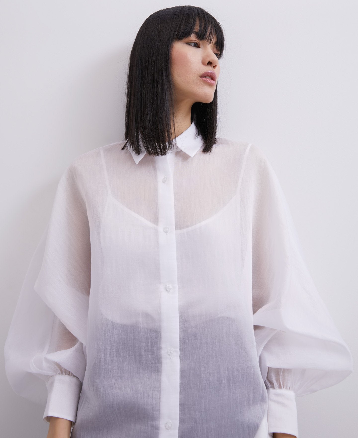 ¿Puede ser más especial esta blusa de silueta oversize en viscosa transparente con mangas XXL? Es de Adolfo Domínguez y cuesta 79 euros en las rebajas.