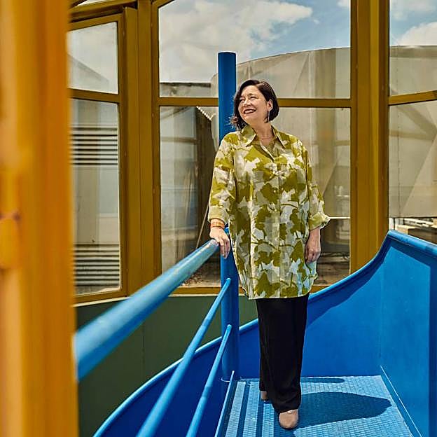 Maribel López lleva camisa de Cos, pendientes de Chaine d' ancre y pulseras de Hermès