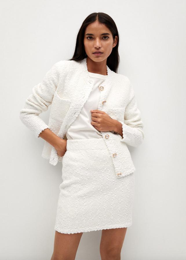 En tejido tweed de algodón y color blanco, esta minifalda de Mango con cintura elástica costaba 25,99 euros y ahora está por 15,99 euros únicamente en las tallas L y XL. 