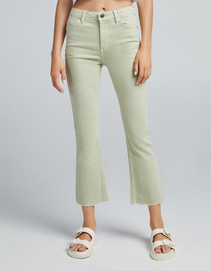 Disponible en caqui, arena y negro, este pantalón de sarga pertenece a la colección sostenible de Bershka y viene con bajos ligeramente acampanados, perneras ceñidas y cintura con cierre de botón. Cuesta 19,99 euros y está disponible entre las tallas 32 y 44. 