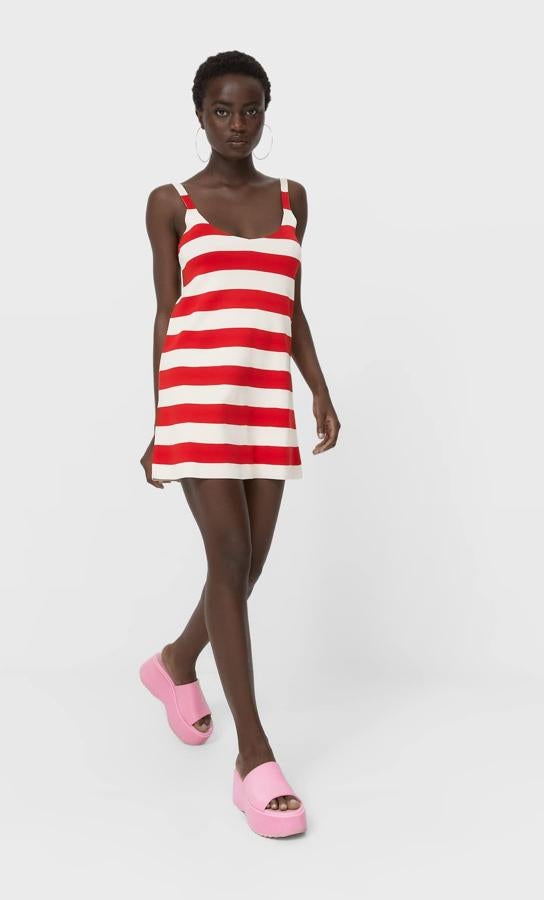 Estilo marinero en rojo y en azul para este vestido corto con escote de pico y bajo en evasé con tirantes medios y cuello redondos de Stradivarius. Con un precio de 17,99 euros, se está agotando en muchas de las tallas. 