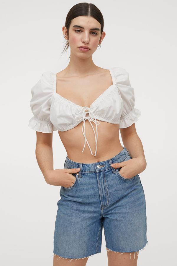 Disponible en varios colores, estas bermudas denim de talle alto y bajos recortados sin rematar tienen un precio de 24,99 euros.