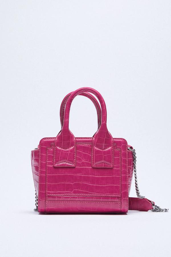 Disponible en fucsia, gris o azul, este bolso mini city con cuerpo con estampado animal cuenta con asas de mano rígidas y asa de hombro extraíble con cadena. Tiene un precio de 19,95 euros.