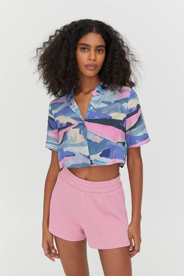 Esta camisa de manga corta con un colorido estampado de un paisaje abstracto ahora tiene un precio de 12,99 euros (antes 15.99 euros).