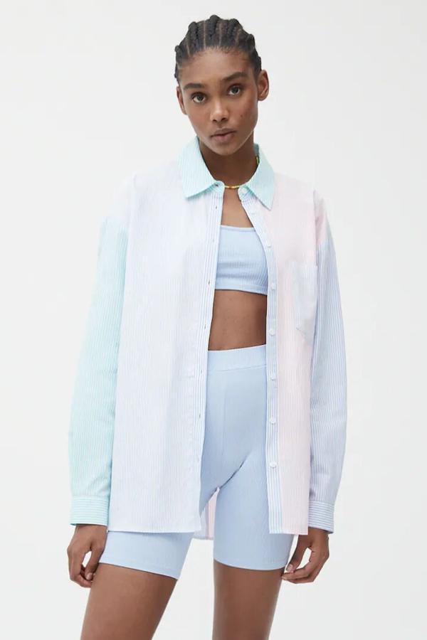 Con estampado de rayas de colores, esta camisa de manga larga con bolsillo en la parte delantera tiene un precio de 12,99 euros.