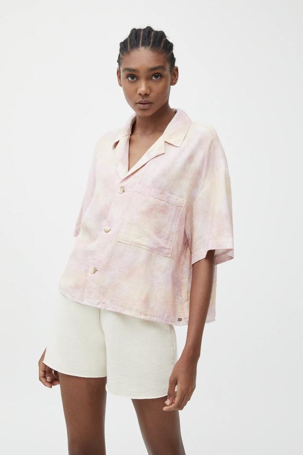 En tejido rústico y con estampado tie dye de color rosa, esta camisa de manga corta tiene un precio rebajado de 15,99 euros (antes 22,99 euros).