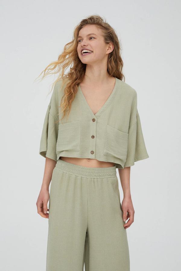 En color verde, esta camisa de manga francesa con bolsillos en la parte delantera y cuello de pico tiene un precio rebajado de 12,99 euros (antes 19,99 euros).