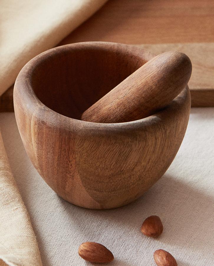 Este mortero de madera de acacia está rebajado y ahora tiene un precio de 9,99 euros (antes 15,99 euros).
