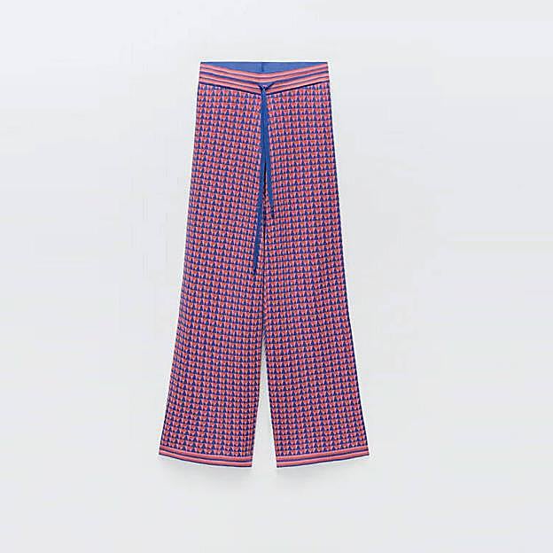 Los pantalones tienen la cintura elástica