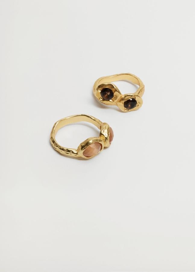 Este set de dos anillos dorados con piedras tiene un precio de 6,49 euros (antes 12,99 euros).