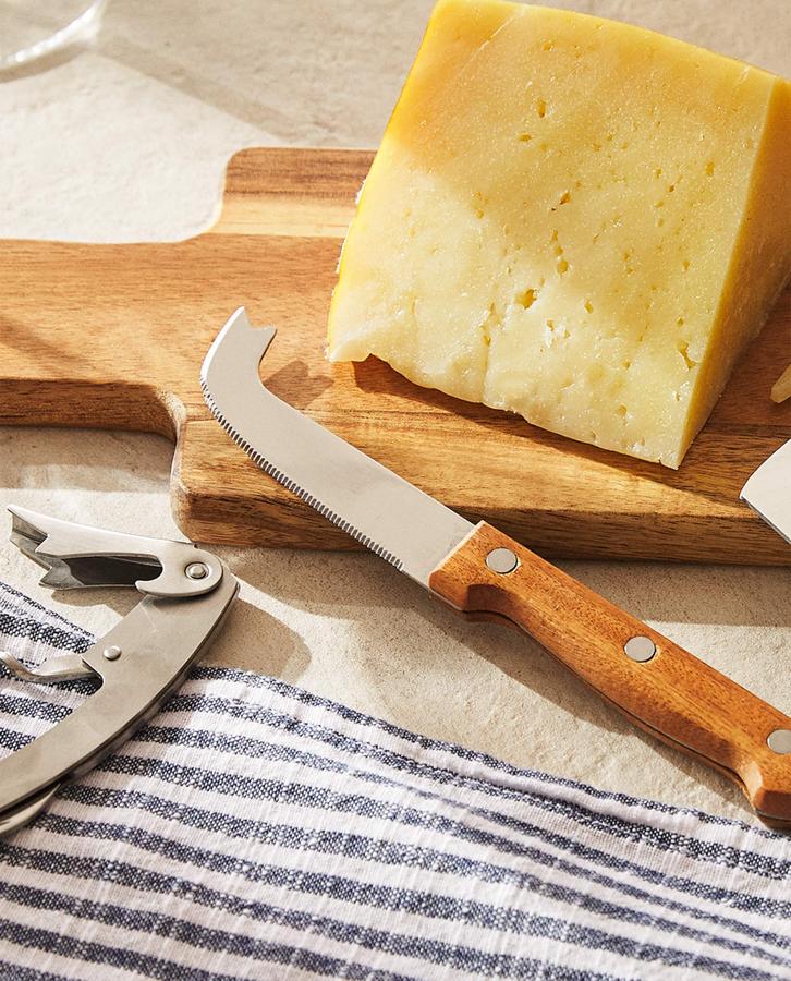 Este set de utensilios para queso y vino está formado por un abridor, un cuchillo y una pala corta con mango de madera de acacia y un tapón de cierre hermético. Ahora tiene un precio de 12,99 euros (antes 19,99 euros).