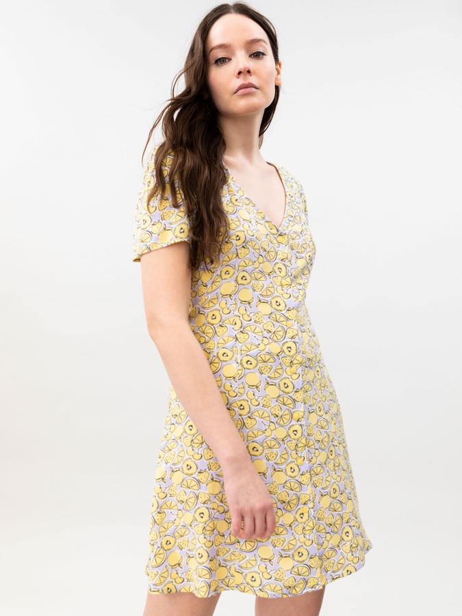 Disponible en varios estampados, este vestido de estilo camisero con manga corta y escote de pico tiene un precio rebajado de 7,99 euros (antes 9,99 euros).