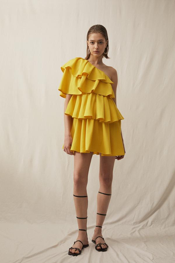 Vestido corto amarillo de volantes (rebajado de 59,99 a 29,99 euros).