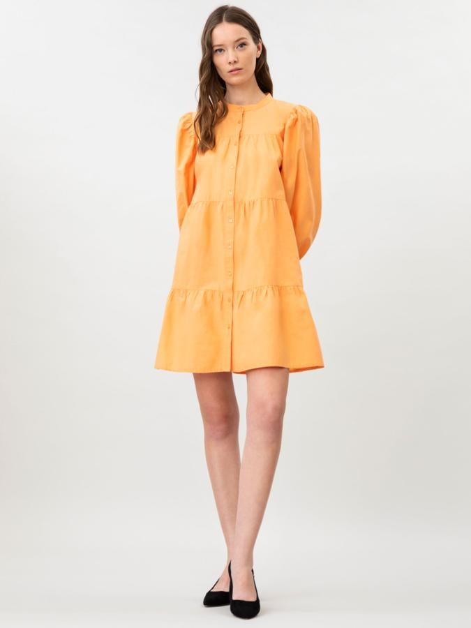 Disponible en color naranja, lila o azul, este vestido camisero de manga tres cuartos y cuello mao está confeccionado en 100% algodón y tiene un precio de 9,99 euros.