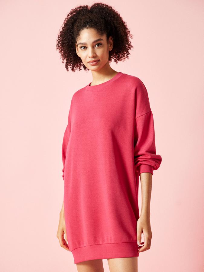Disponible en varios colores, este vestido oversize de manga larga y cuello redondo tiene un precio rebajado de 7,99 euros (antes 12,99 euros)