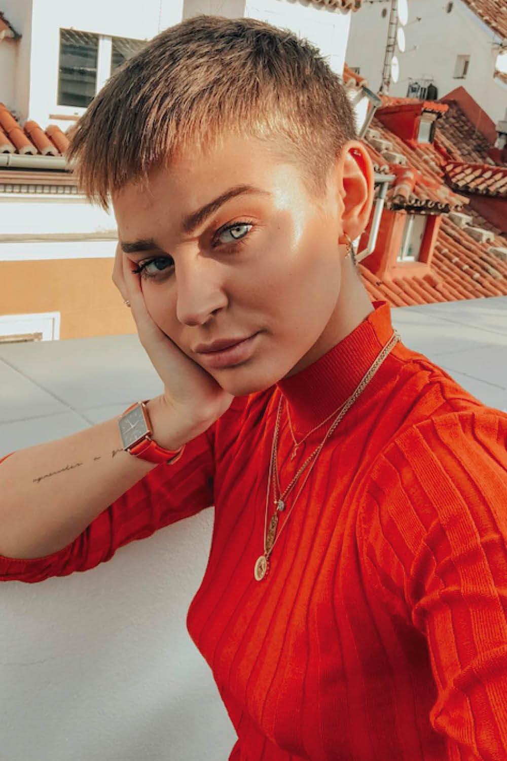 El pelo muy corto de estilo o inspiración masculina será el corte del siguiente invierno. Es un peinado muy cómodo porque no tienes que peinarlo y se seca solo. Eso sí, el boyish es lanzado, pero quién lo prueba no se arrespiente después. 