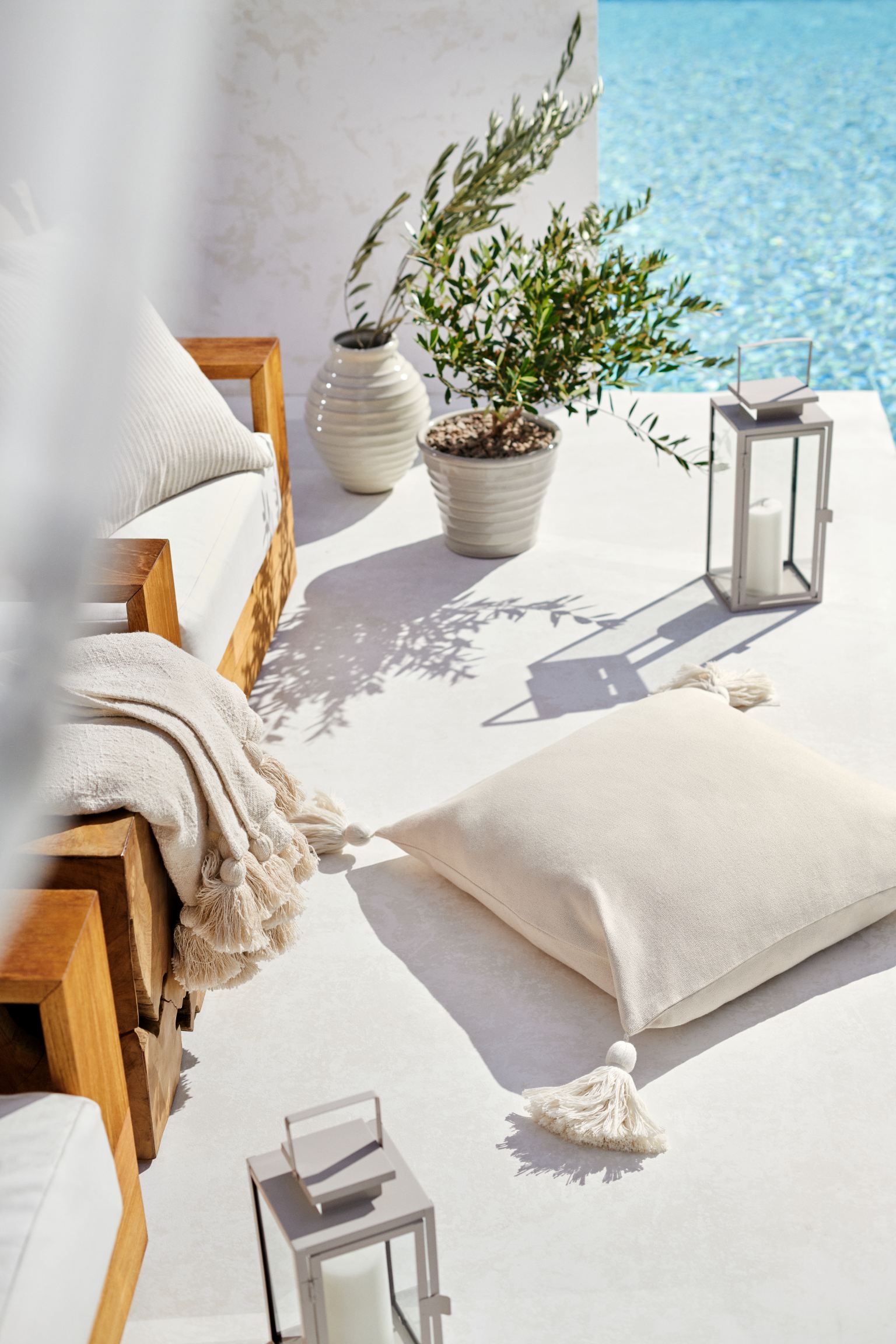 Este maxi cojín con detalle de borlas es perfecto para añadir confort a las estancias exteriores de tu hogar. Está rebajado a 9.99 euros en H&M Home.