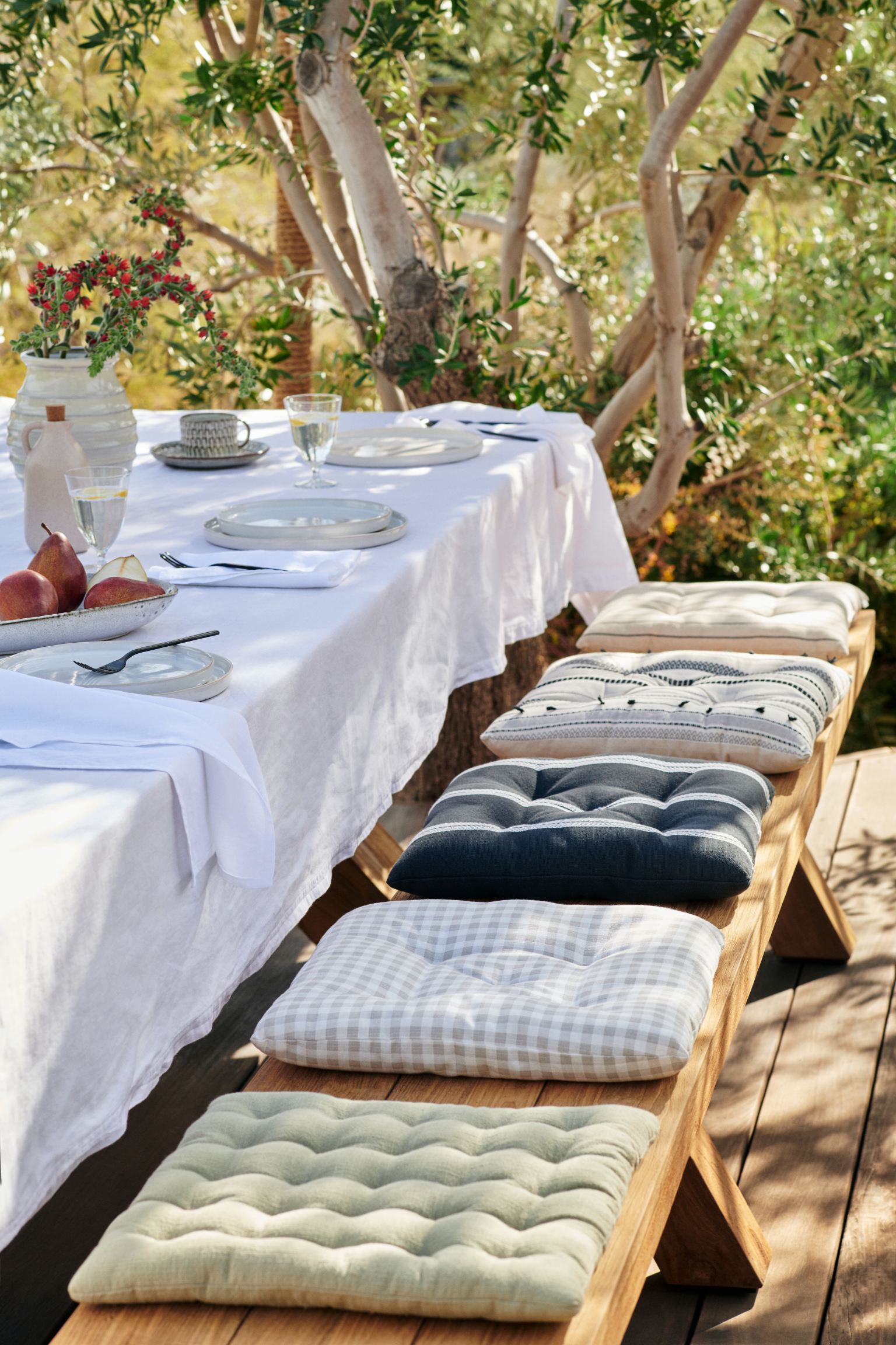 Estas fundas de cojín en lino, lisas y estampadas en diferentes colores y perfectas para exteriores, rebajadas a 5.99 euros en H&M Home.