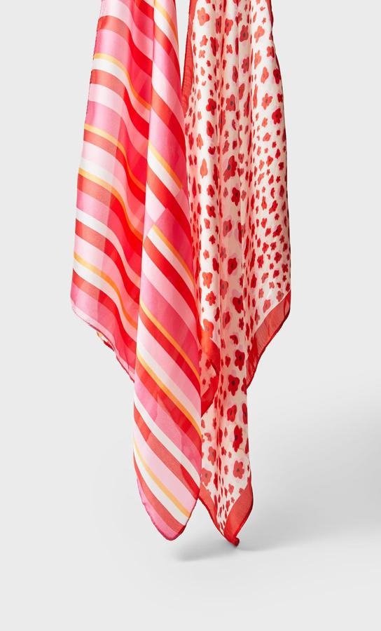 Hay veces que solo necesitas un pequeño detalle en el bolso, en el pelo o en el cuello para cambiar un look. Y para eso son ideales estas bandanas de Stradivarius que vienen en formato pack, con estampado de flores o de rayas y que cuestan 9,99 euros. 