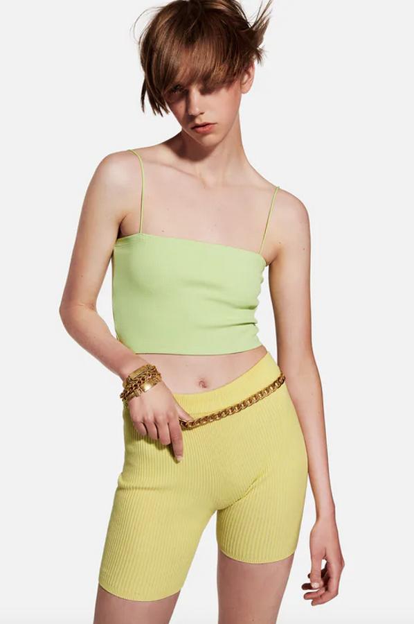 De escote recto y tirantes finos elásticos, este top bandeau de Zara que podemos encontrar en blanco, azul, verde, negro y naranja cuestan 4,95 euros y está disponible en las tallas S, M y L, aunque algunas tallas se han agotado ya. 