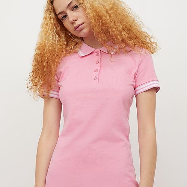 Vestido tipo polo de inspiración tenis de H&M.