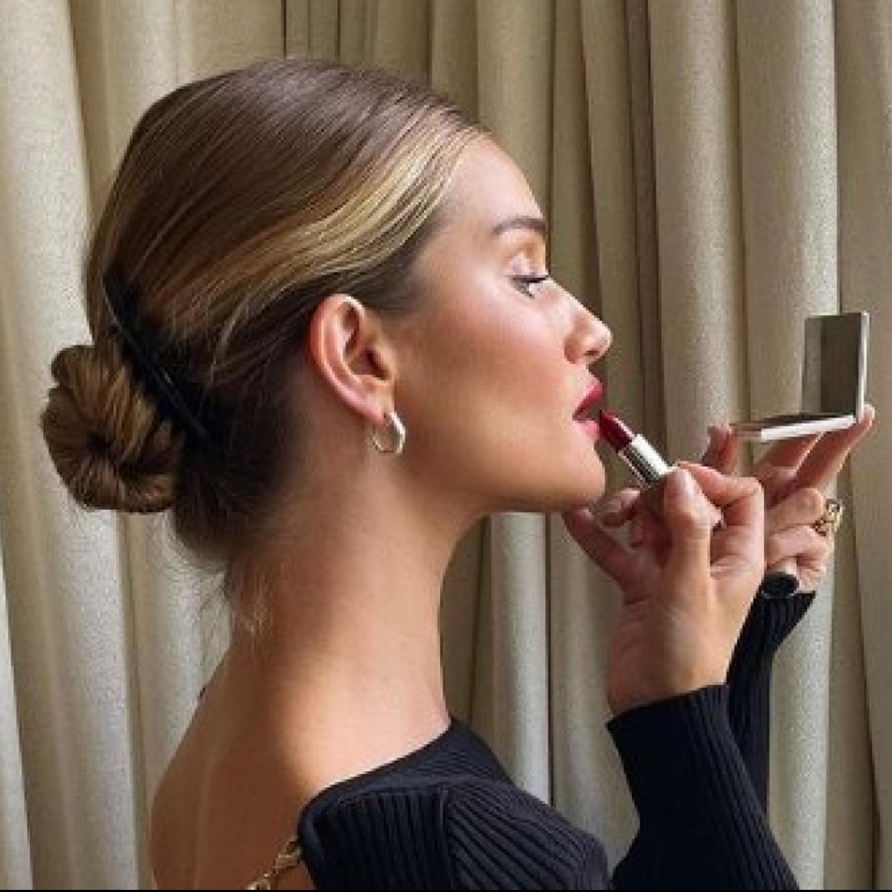 Pincha aquí para ver otros peinados rápidos y fáciles para huir del calor del verano que puedes hacer en menos de 5 minutos