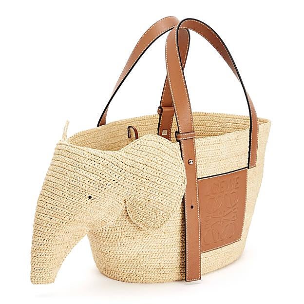 Bolso Elephant Basket pequeño en rafia y piel de ternera (680 €), de Loewe.