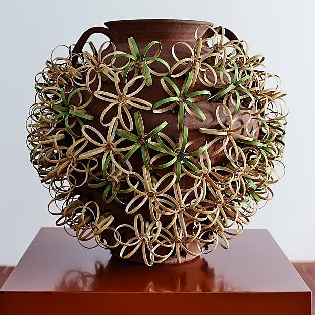 Imagen principal - La artesanía es el futuro de la moda y estas firmas de lujo nos lo demuestran