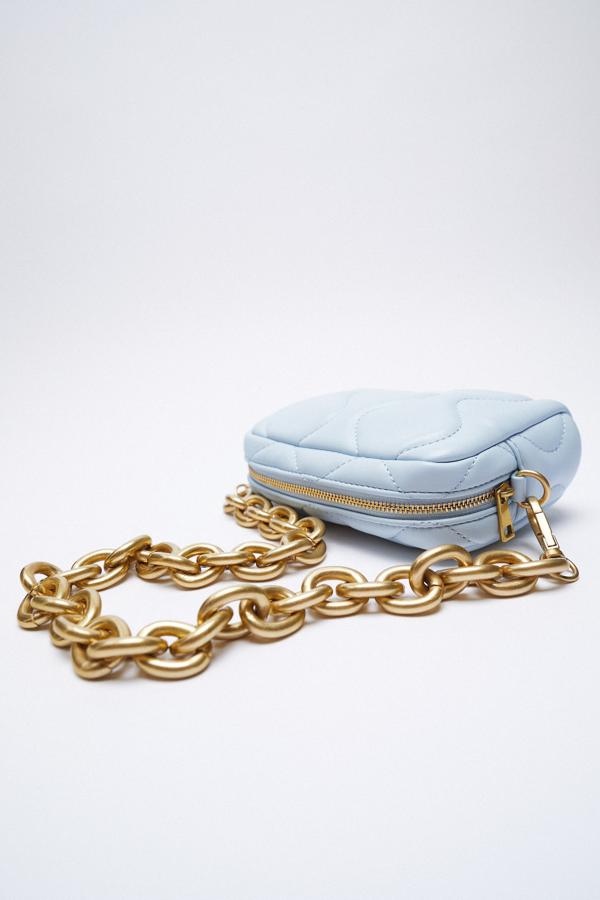 Bolso acolchado en color azul de Zara (22,99 euros)