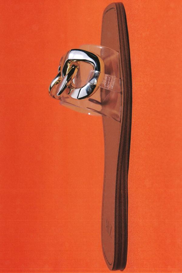 Sandalias planas con cadena de Zara (29,99 euros)