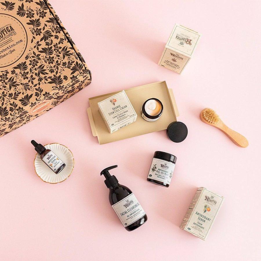 Disponible en formato pack con gel limpiador, sérum antioxidante, crema de células madre de naranja y mascarilla peel off; con esta gama mejorarás la tonicidad, luminosidad y firmeza de la piel, mientras retrasas los signos del envejecimiento. ¡Vitamina C para tu piel! (Pack cuatro productos 79,90 euros).