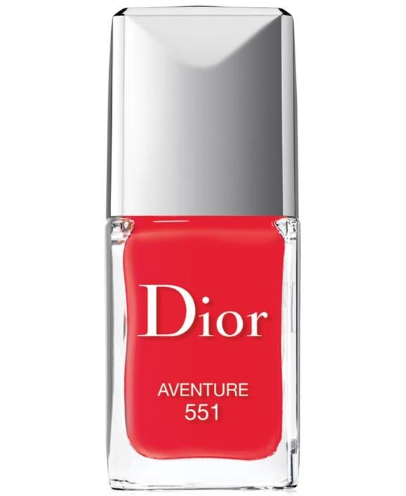 El pintauñas de Dior es el favorito de los expertos en uñas y siempre tienen algún esmalte de la firma de lujo en su bolso. Adventure 551 consigue un rojo intenso y brillante en solamente una capa. 28 euros. 