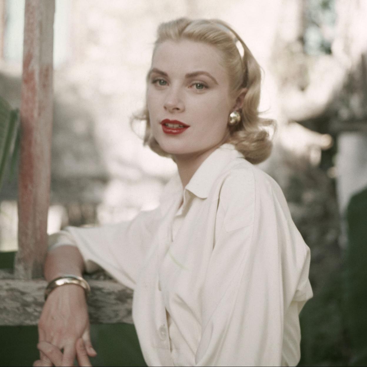 Si quieres conocer cómo era la relación de GRace Kelly con sus hijos Alberto, Estefanía y CArolina de Mónaco, pincha en la imagen.